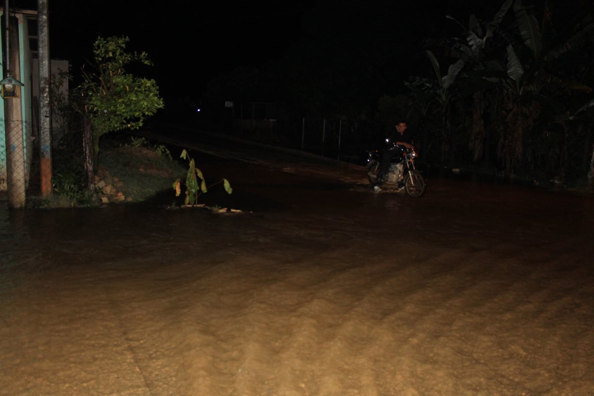 Calles en barrios de Poptún, Petén, quedaron anegadas por el desborde de ríos. (Foto Prensa Libre: Walfredo Obando)