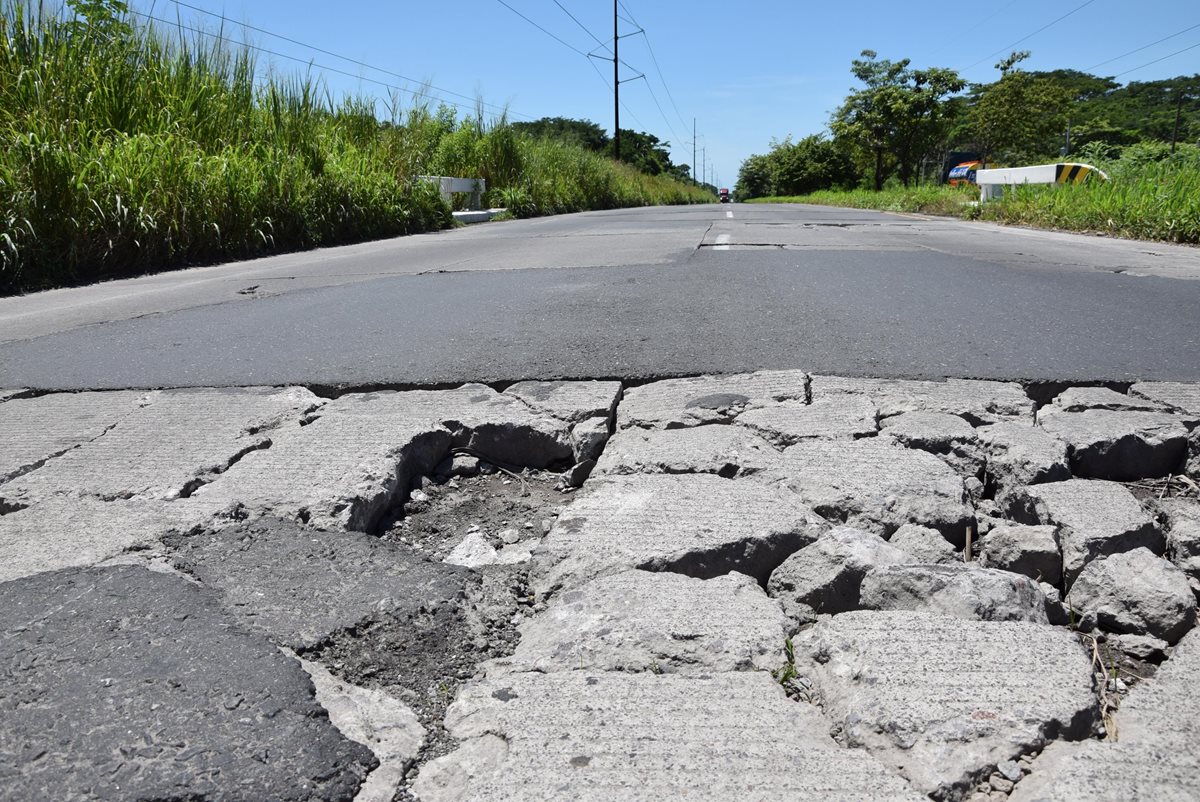 A la altura del kilómetro 74 del Puerto San José a EScuintla el trayecto es pésimo. (Foto Prensa Libre: Carlos Paredes).