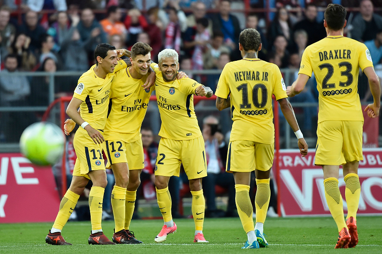 El belga Thomas Meunier festeja con sus compañeros del París Saint Germain, el triunfo sobre el Dijon. (Foto Prensa Libre: AFP)