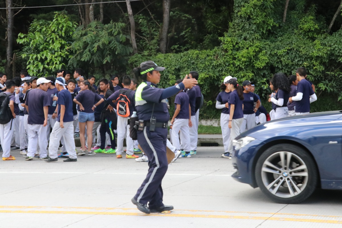 Agentes de la PMT a diario se encargan de ordenar el tránsito en la ciudad colonial. (Foto Prensa Libre: Julio Sicán).