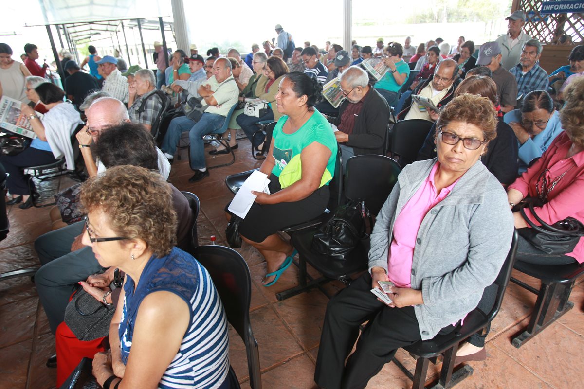 Pensionados del IGSS protestan por la recurrente falta de medicamentos y denuncian malos tratos de parte del personal que labora en el Camip de Pamplona, zona 13. (Foto Prensa Libre: Esbin García)