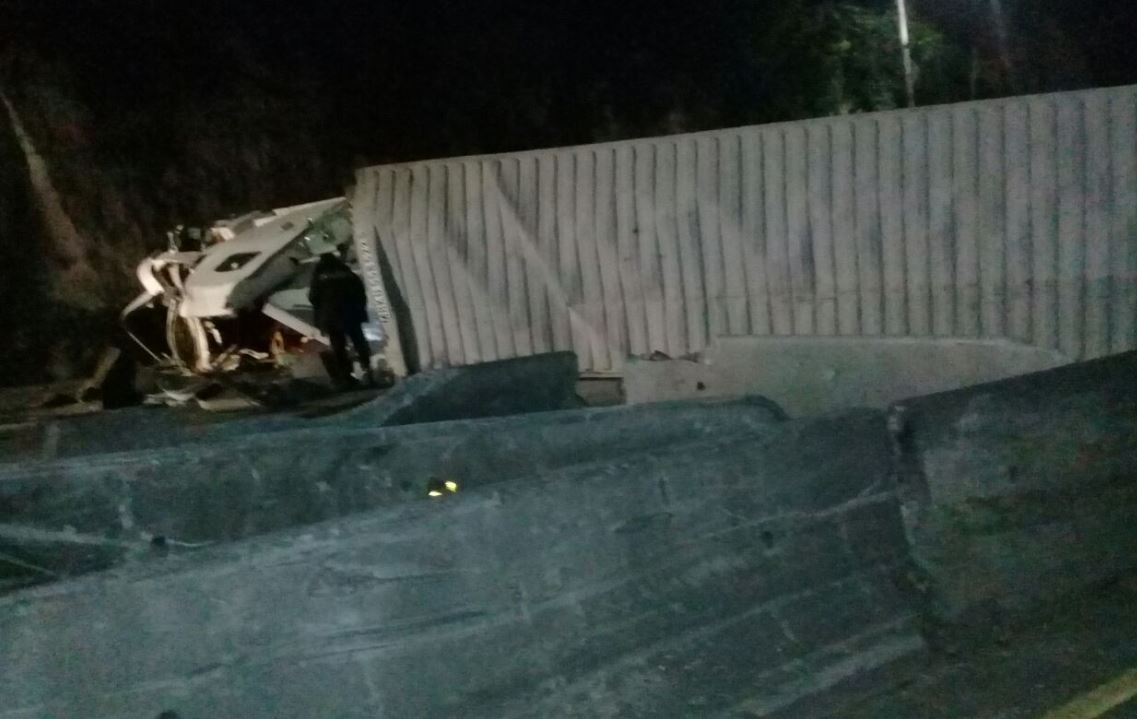 Tráiler volcado en cuesta de Villalobos. (Foto Prensa Libre: PMT Villa Nueva)