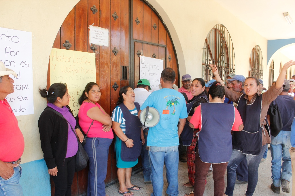 Empleados ediles se manifiestan frente a la comuna de El Tejar. (Foto Prensa Libre: Víctor Chamalé).