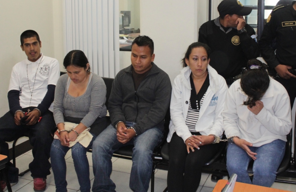 Los sindicados son señalados de pertenecer a una banda dedicada a extorsionar a transportistas en Quetzaltenango. (Foto Prensa Libre: María José Longo)