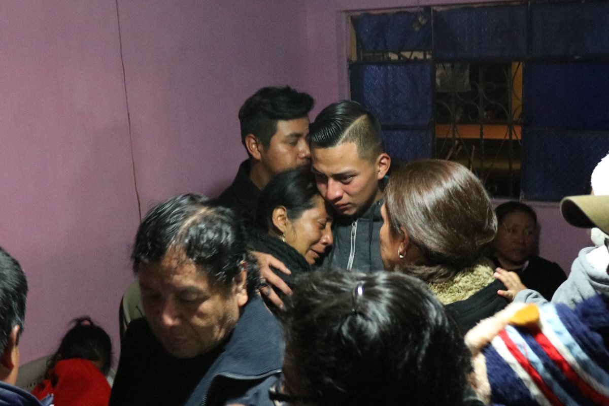 David Velásquez es consolado por una de sus tías mientras otros amigos y familiares lamentan lo sucedido. (Foto Prensa Libre: María Longo)