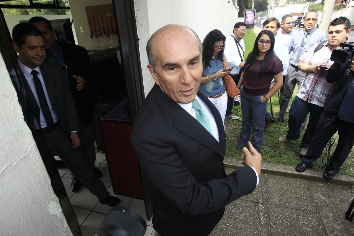 Mario Taracena acudió ayer a la sede de la Cicig para denunciar un supuesto  complot en su contra, luego de que trascendieran hallazgos contra su gestión. (Foto Prensa LIbre: C. Ovalle)