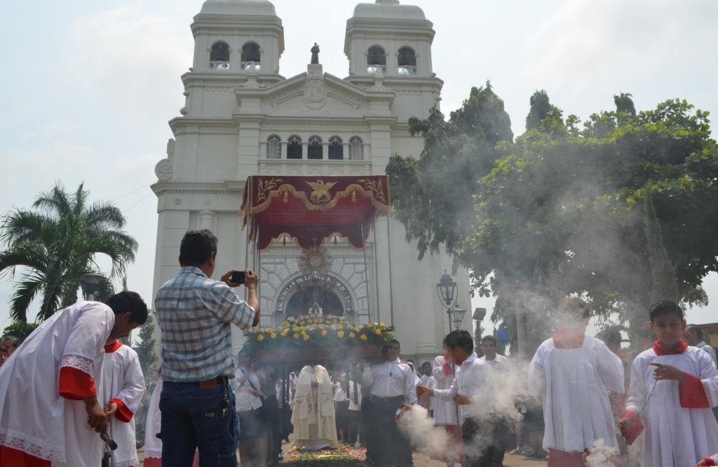 Cientos de católicos acompañaron la procesión que salió de la iglesia de San Sebastián, Retalhuleu. (Foto Prensa Libre: Jorge Tizol)