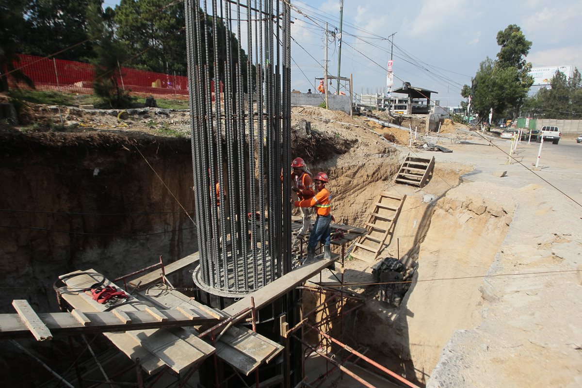 La comuna de Mixco construyó una pasarela en el lugar donde estaría ubicado el viaducto. (Foto Prensa Libre: Hemeroteca PL)