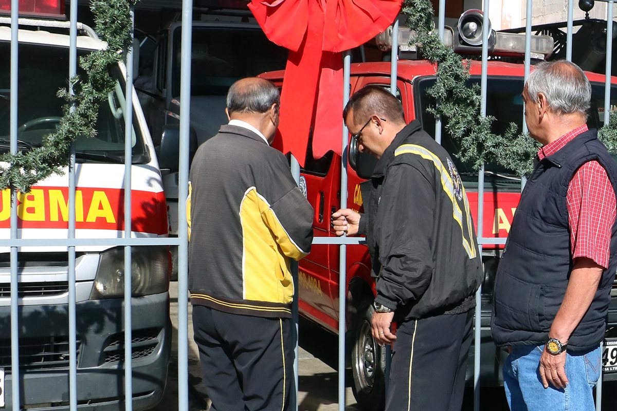 Bomberos Voluntarios cierran puertas de la estación Campo Escuela, en Xela. (Foto Prensa Libre: Carlos Ventura)