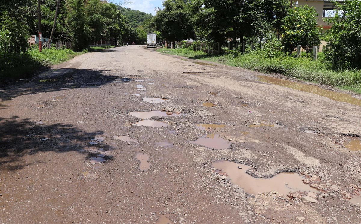 La ruta a El Salvador se encuentra en pésimas condiciones pese a ser una carretera internacional. (Foto Prensa Libre: Hugo Oliva)