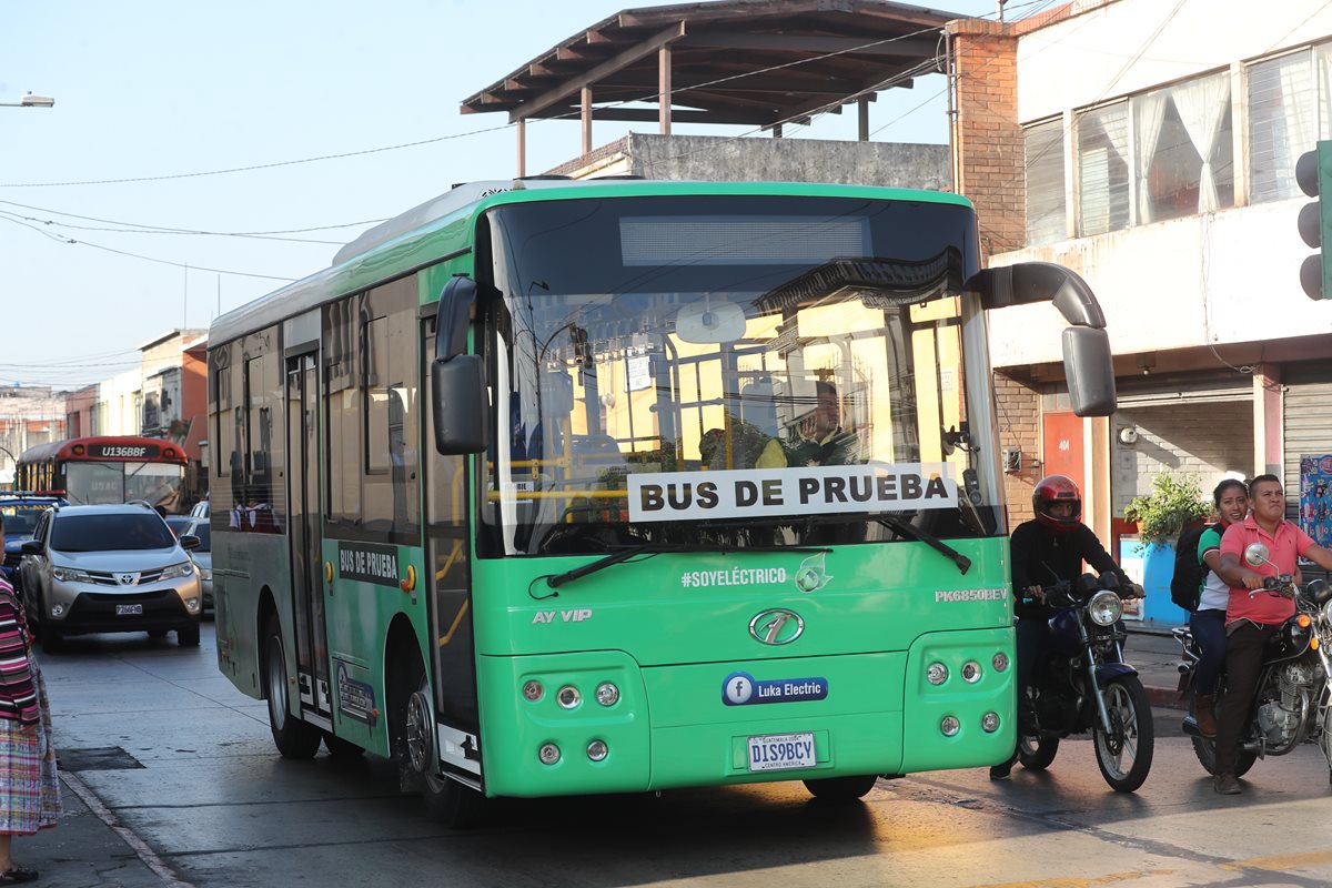 El autobús eléctrico que se utilizó en una prueba en la ruta Express Naranjo se encuentra en una bodega de Luka Electric, S.A., en la zona 13. (Foto Prensa Libre: Érick Ávila)