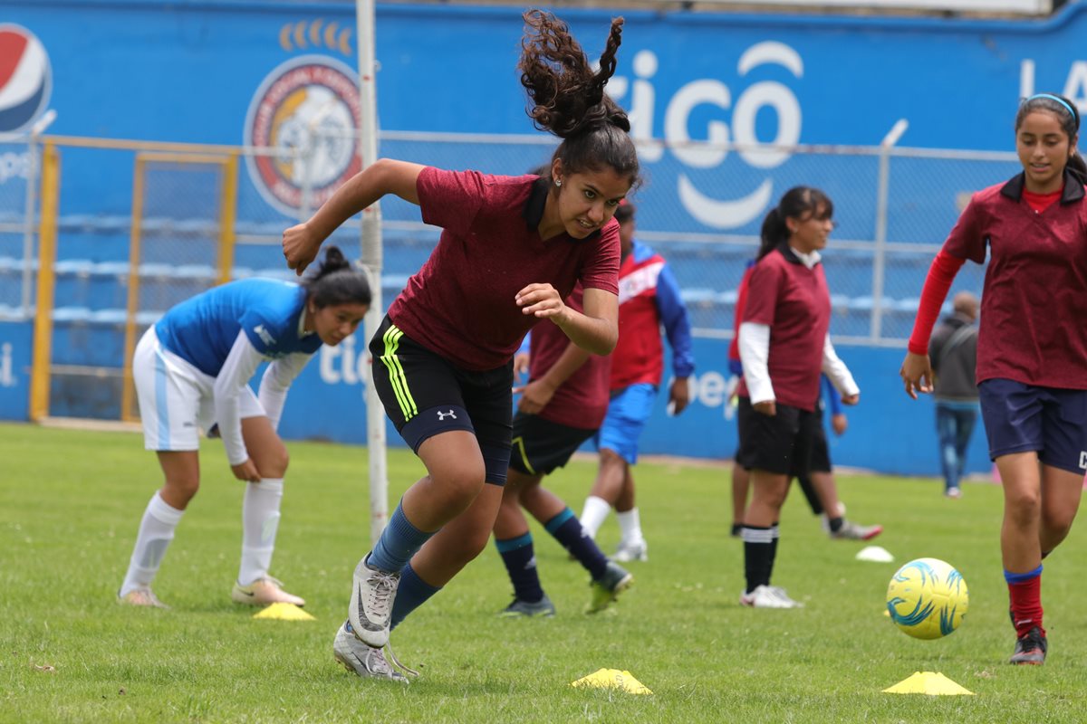 Las jugadoras de Deportivo Xela entrenan de martes a viernes de 14 horas en adelante en las instalaciones del Centro Intercultural. (Foto Prensa Libre: Raúl Juárez)