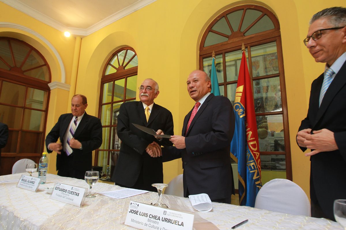 Autoridades entregan el documento que autoriza los trabajos de restauración en el Museo de Historia. (Foto Prensa Libre: Ángel Elías)