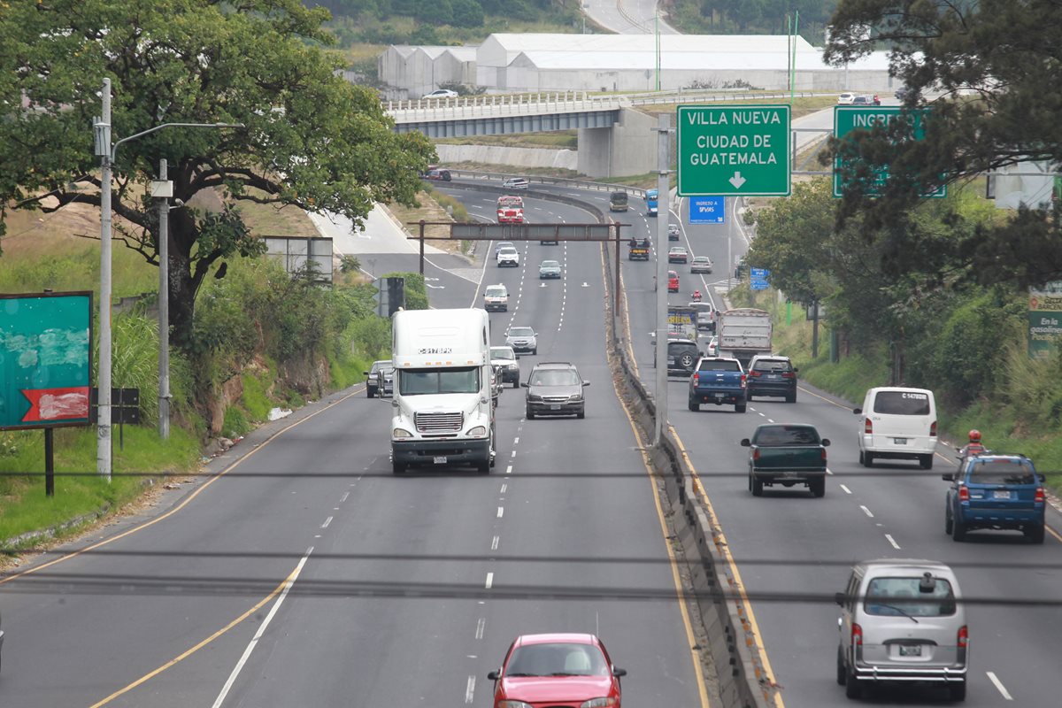 Pocos vehículos circularon esta mañana por la ruta al Pacífico debido al bloque de la ruta que efectuaron pilotos del tranposrte pesado. (foto Prensa Libre: Estuardo Paredes)