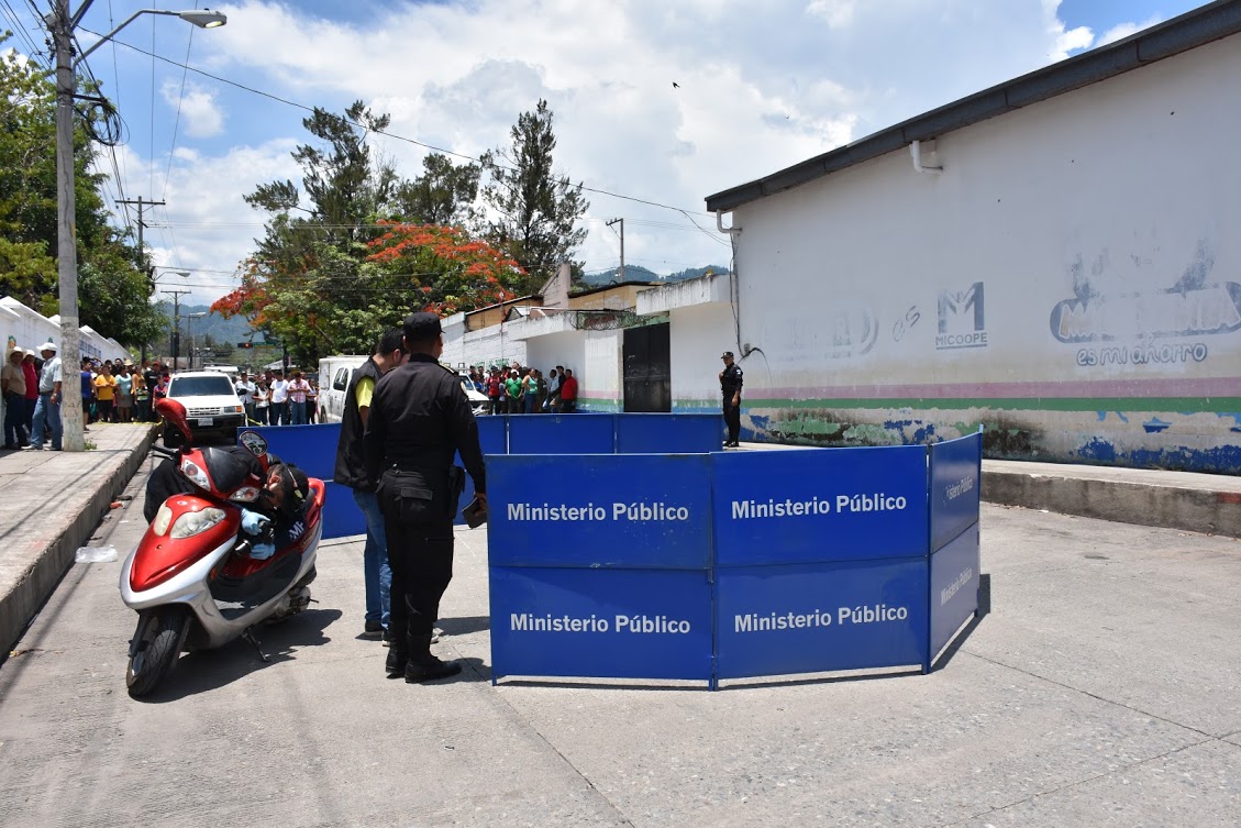 En esta área fue el accidente de tránsito que se cobró la vida de la estudiante de Comunicación. (Foto Prensa Libre: Mario Morales)