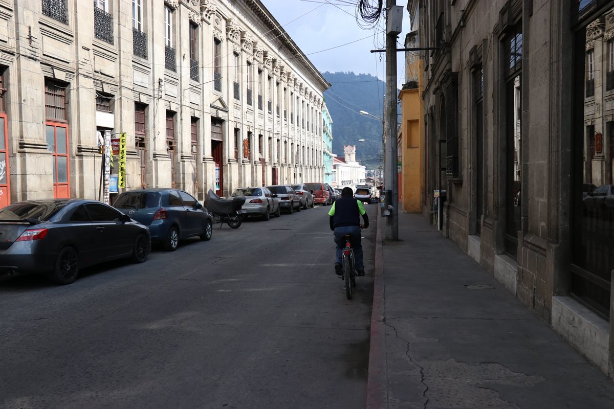 Vecinos y Cocode se organizan para cerrar la 6a. calle de la zona 1 de Xelajú, desde el parque central hasta el Simón Bolívar, a pesar de no contar con autorización municipal. (Foto Prensa Libre: María José Longo).