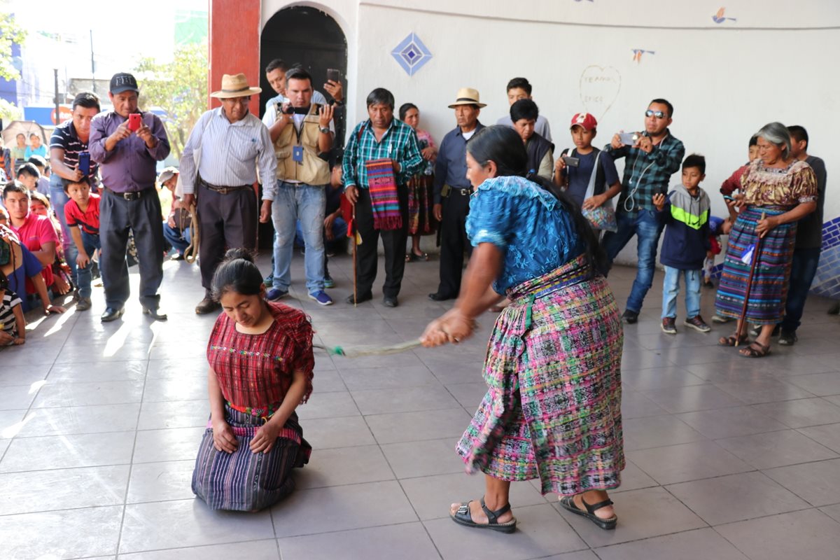 La mujer recibió seis azotes en la concha acústica del Parque La Unión. (Foto Prensa Libre: Héctor Cordero)