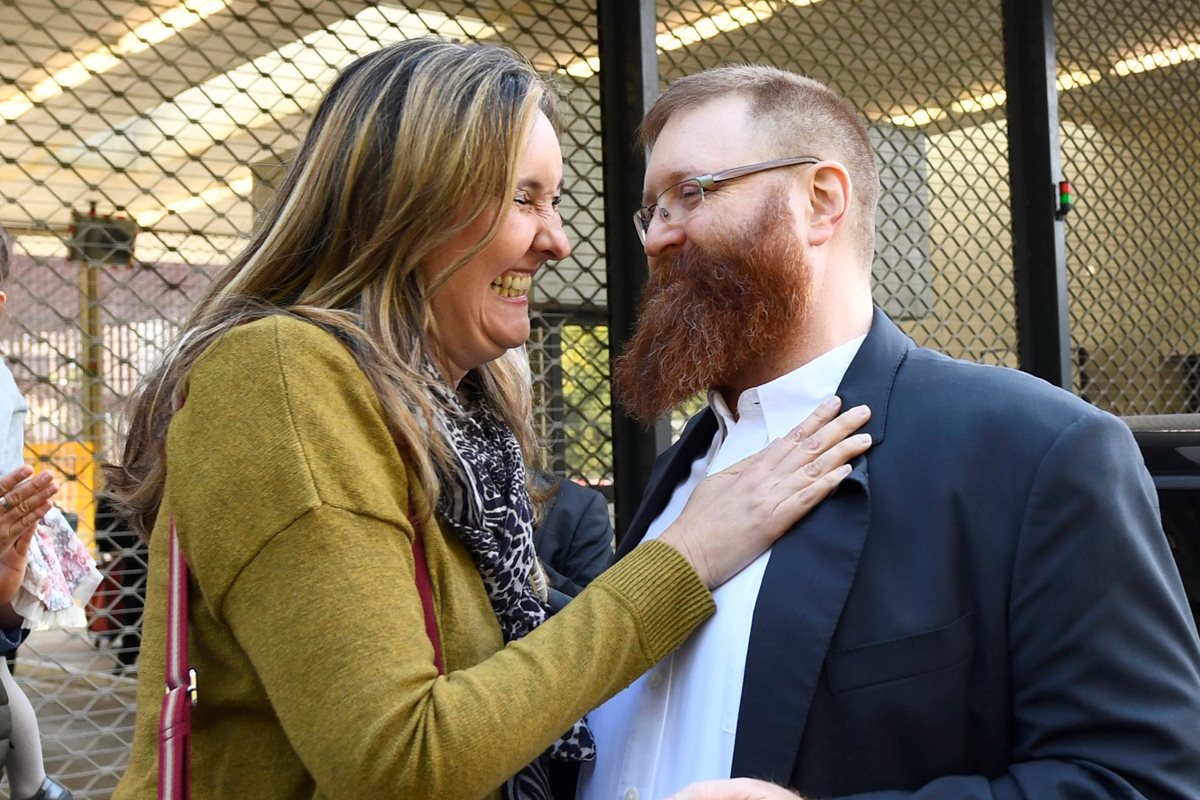 El ex jefe de la Policía Nacional de Guatemala, Erwin Sperisen, junto a su esposa luego de ser liberado de la prisión de Champ-Dollon, en Puplinge (Suiza) en septiembre de 2017. (Foto Prensa Libre: EFE)