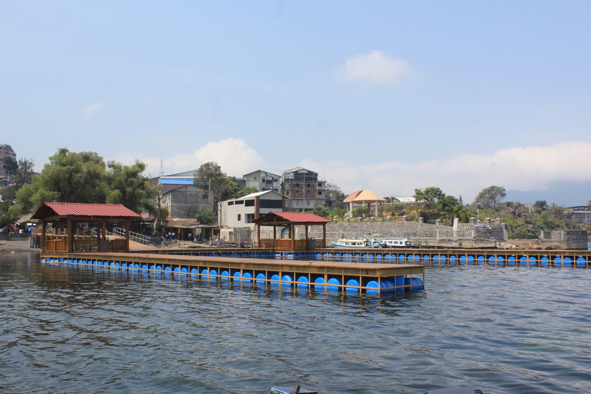 Un muelle flotante fue inaugurado en Santiago Atitlán, Sololá. (Foto Prensa Libre: Ángel Julajuj)