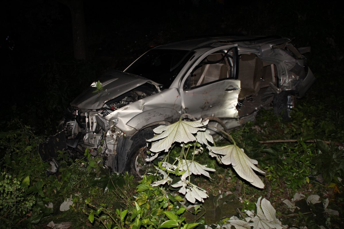 Uno de los vehículos involucrados en el accidente de tránsito que dejó ocho heridos en Gualán, Zacapa. (Foto Prensa Libre: Víctor Gómez)