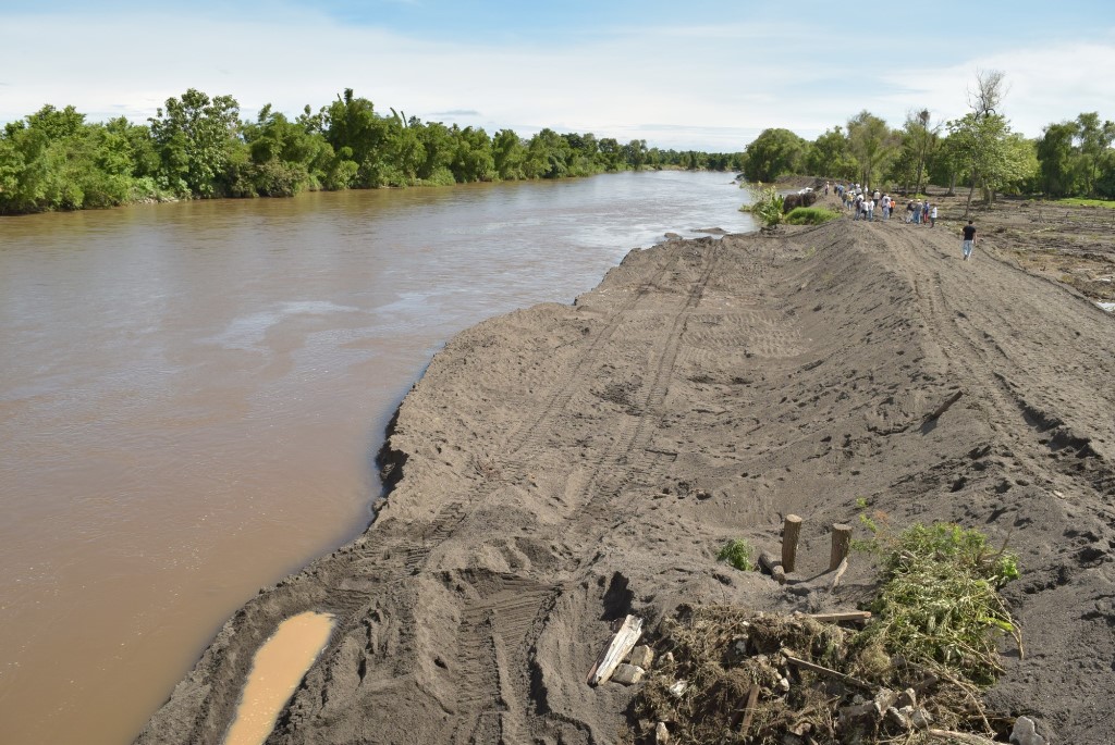 Parte de la borda que fue construida a la orilla del río Coyolate, en Nueva Concepción, Escuintla. (Foto Prensa Libre: Enrique Paredes).