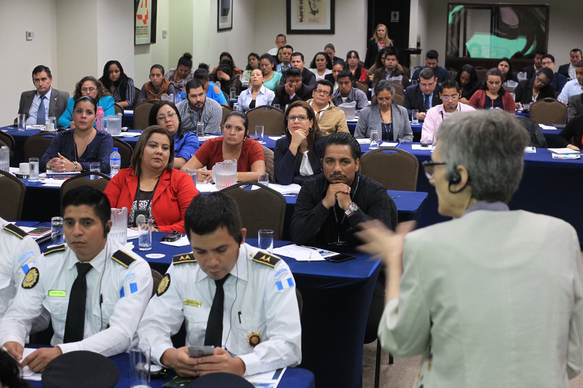 Expertos internacionales capacitan a personal de la PNC y MP acerca de la persecución del cibercrimen y cómo detectar que un niño ha sido abusado sexualmente. (Foto Prensa Libre: Esbin García)