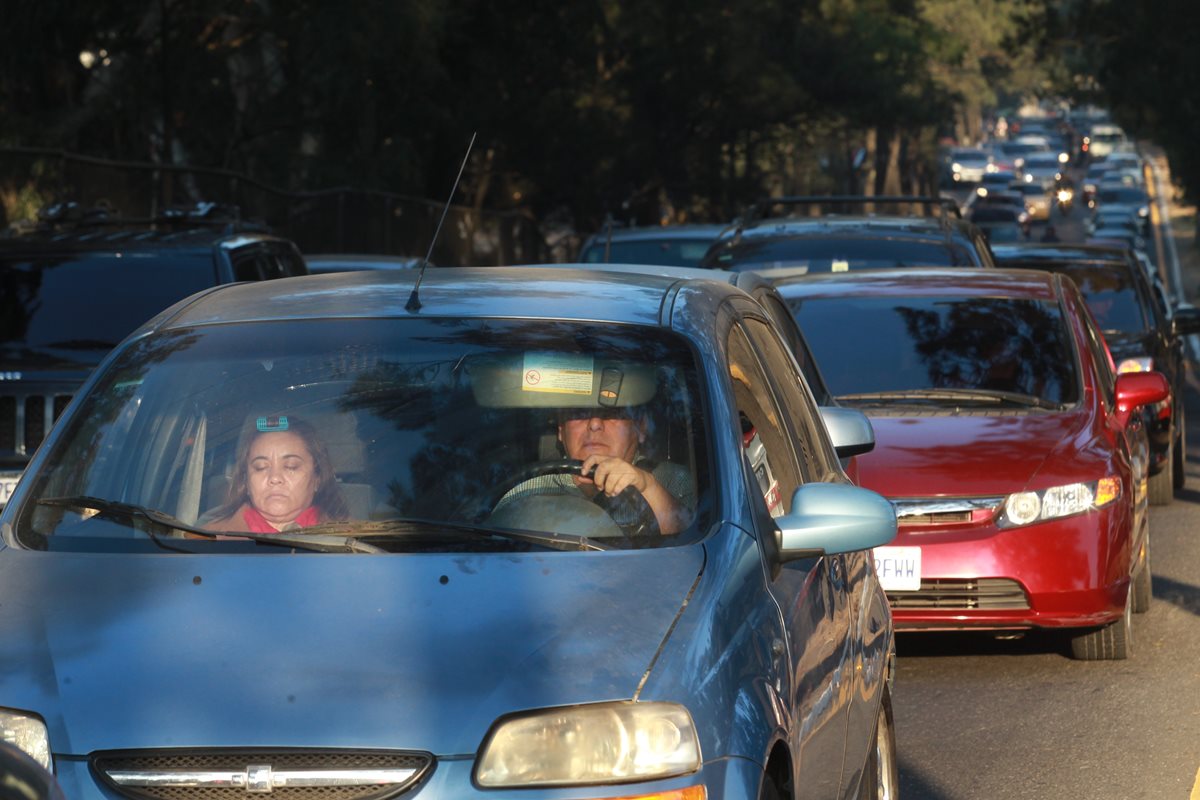 Aunque el límite de velocidad permitida es de 70 kilómetros por hora, algunos pilotos rebasan los 120 kilómetros, según Emixtra. (Foto Prensa Libre: Emixtra)