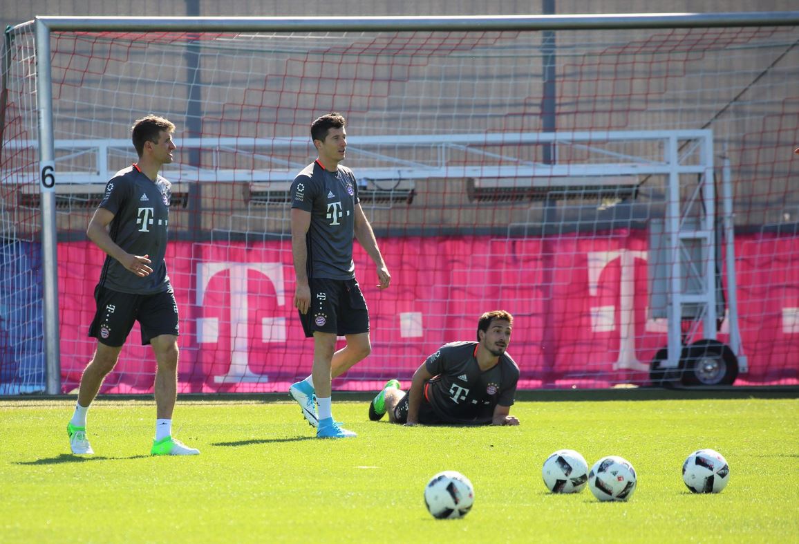 El goleador polaco Robert Lewandowski (al centro) no trabajó con el Bayern Múnich por una molestia en el hombro. (Foto Prensa Libre: Bayern Múnich)