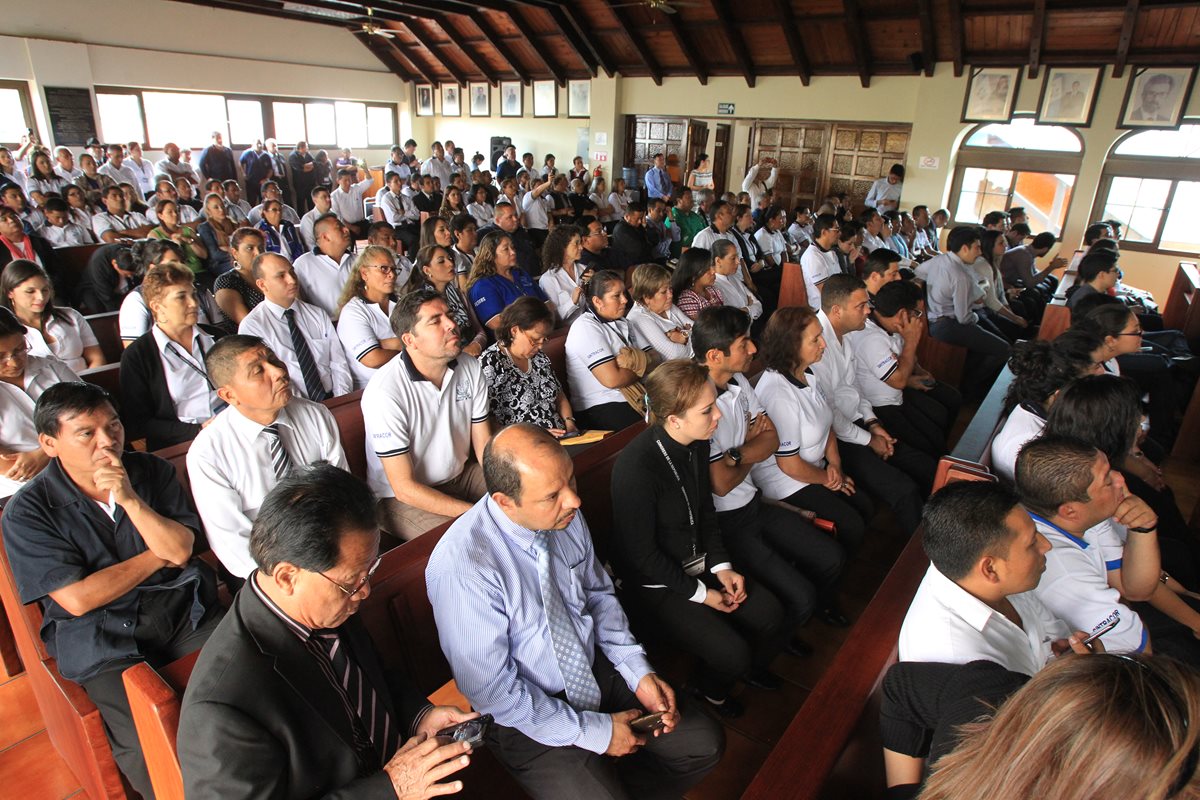 Trabajadores y sindicalistas del Congreso acudieron a la CC para defender sus empleos. (Foto Prensa Libre: Hemeroteca PL)