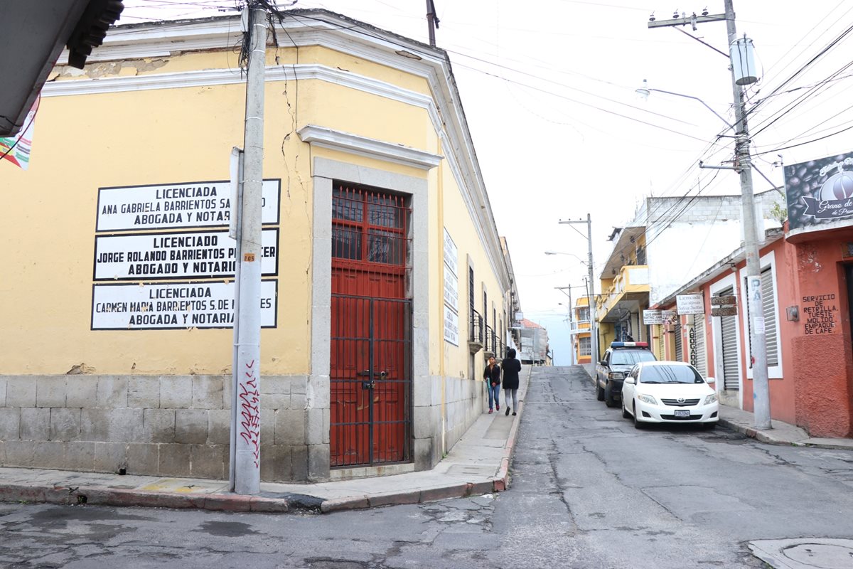 El MP y la PNC realiza allanamientos en una de las oficinas de Barrientos, zona 1 de Xela. (Foto Prensa Libre: María José Longo)