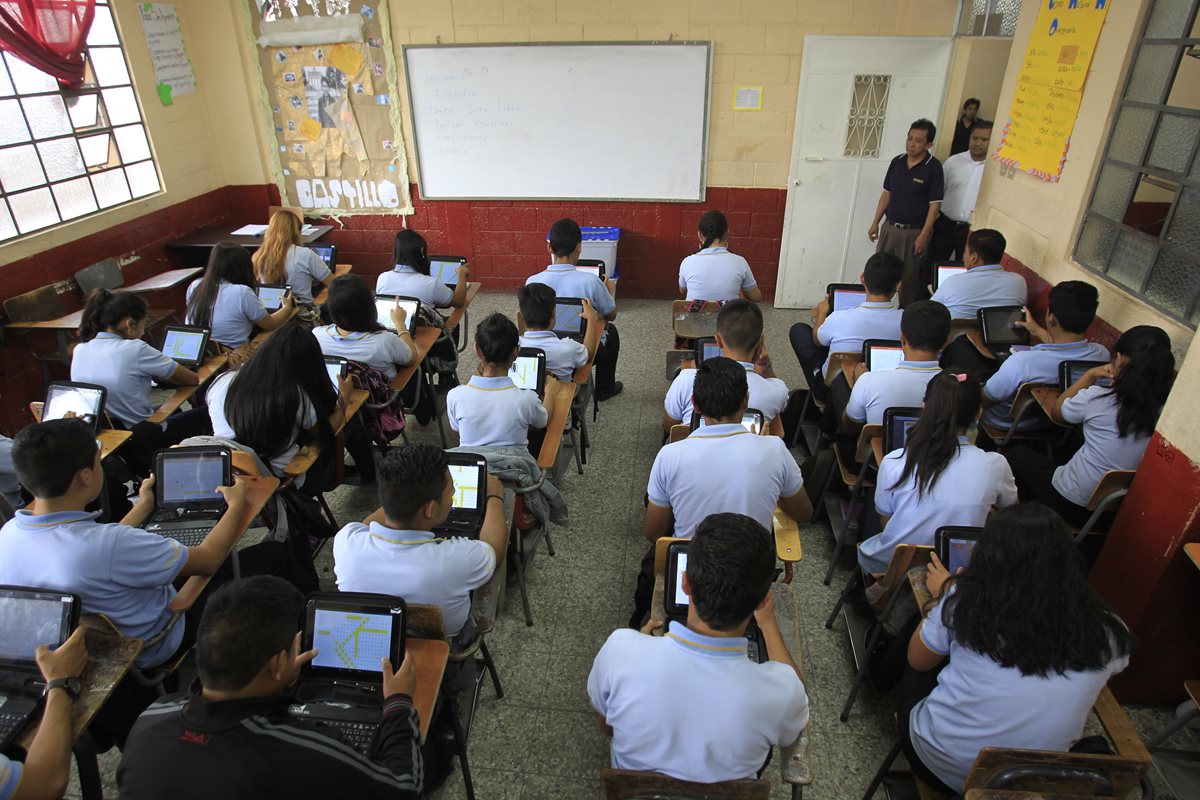 Los 180 días de clases establecidos por el Ministerio de Educación podría no cumplirse, para lograrlo el ciclo escolar debería extenderse hasta noviembre, sugiere Empresarios por la Educación. (Foto Prensa Libre: Hemeroteca PL)