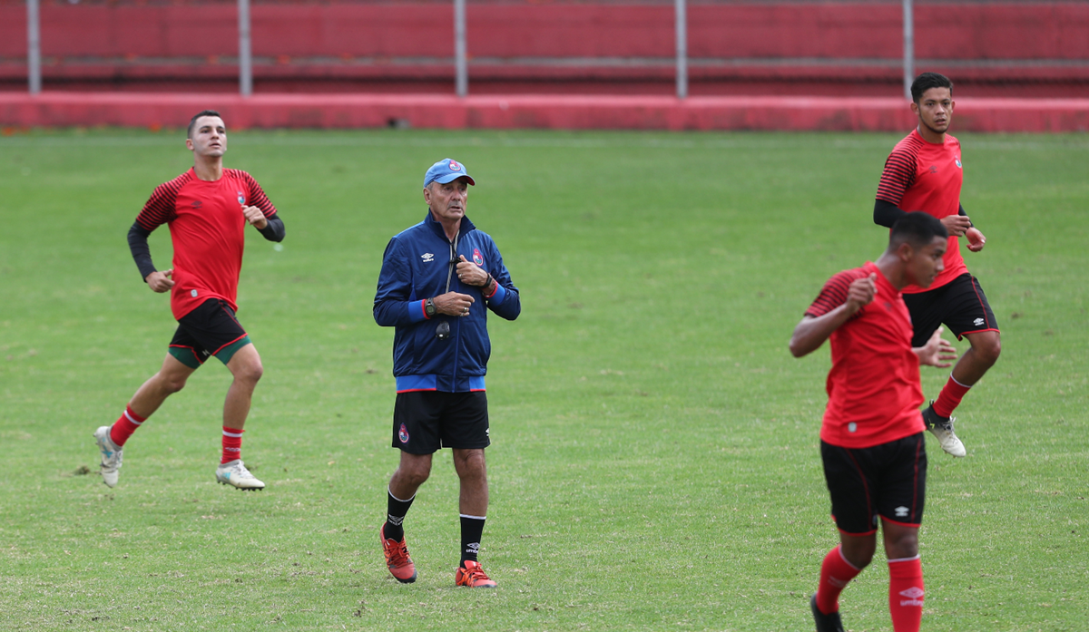 El técnico argentino Horacio Cordero espera cumplir en los dos últimos partidos de la fase de clasificación y lograr un lugar en la fase final. (Foto Prensa Libre: Francisco Sánchez)