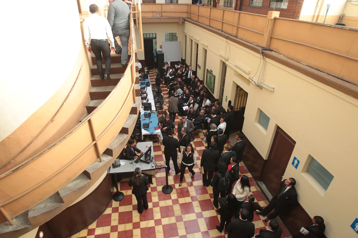 La mayoría de  trabajadores del Congreso deben registrar la hora de ingreso y salida, para lo cual utilizan la huella digital. (Foto Prensa Libre: Hemeroteca PL)