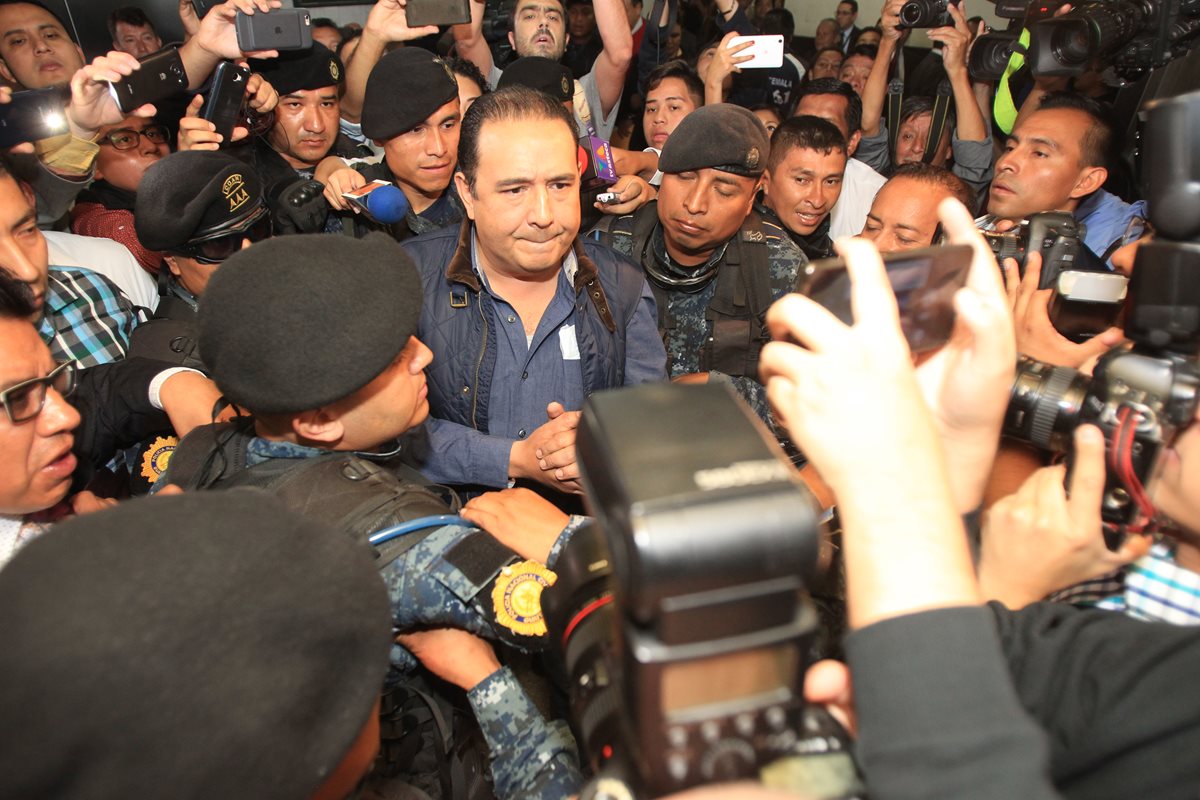 Sammy y José Manuel Morales, hermano e hijo, respectivamente, del presidente, fueron detenidos y procesados por el delito de fraude. (Foto Prensa LIbre: Hemeroteca PL)