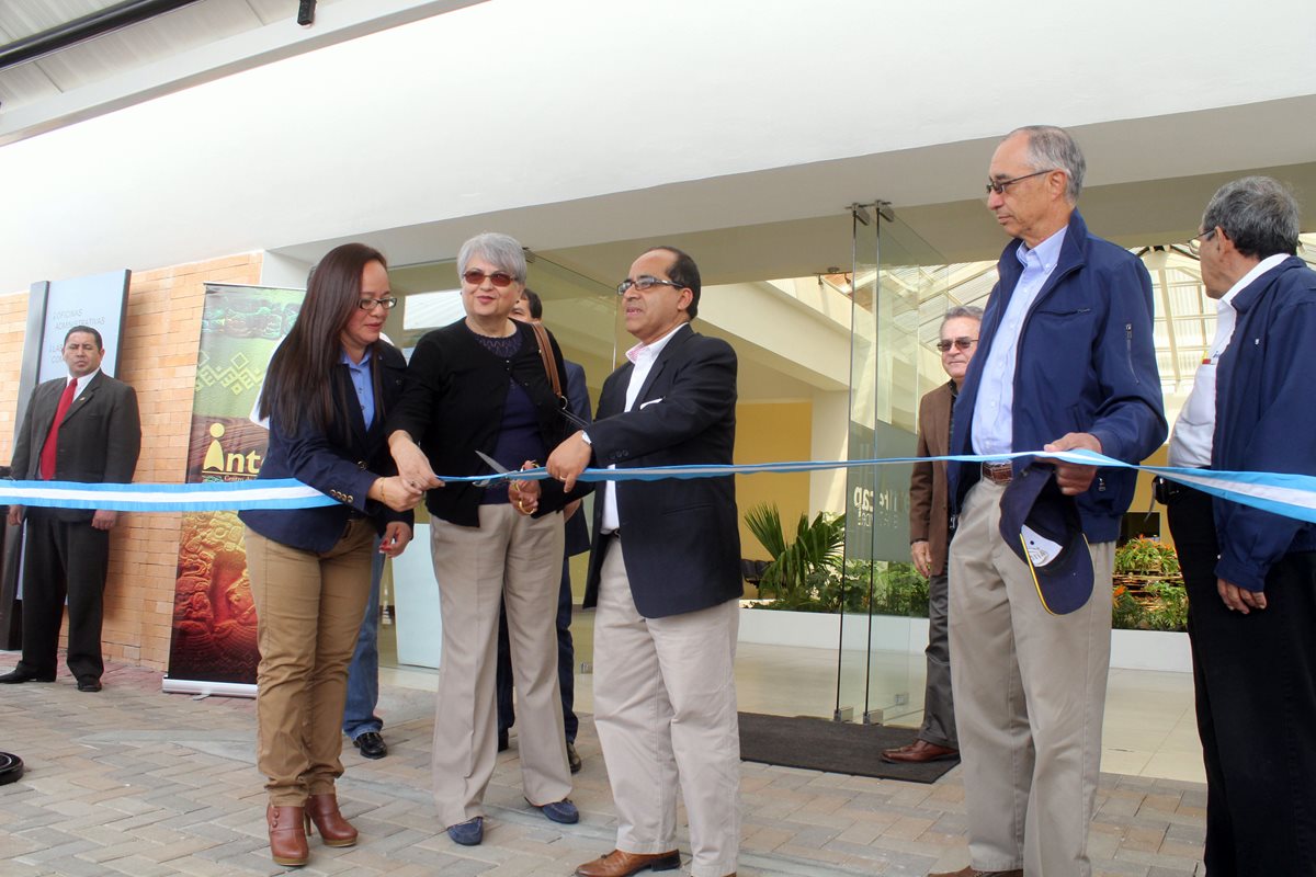 Autoridades de Gobierno y del Intecap participan en acto de inauguración en Jalapa. (Foto Prensa Libre: Hugo Oliva)