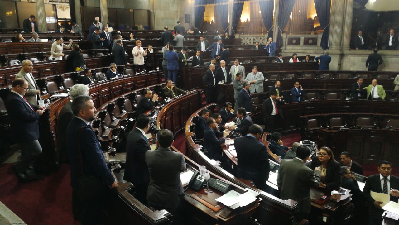 Los diputados aprobaron el acuerdo con el cual distribuyeron las presidencias de comisiones de trabajo para este año en la sesión plenaria que se celebró este jueves. (Foto Prensa Libre: Érick Ávila)