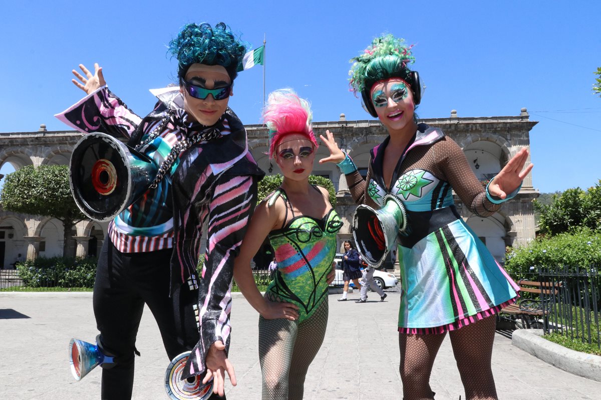 Los acróbatas Sasha (Rusia), Laure de Prick (Bélgica) y Betsy Zander (Estados Unidos) visitaron Antigua Guatemala el pasado jueves. (Foto Prensa Libre: Renato Melgar).