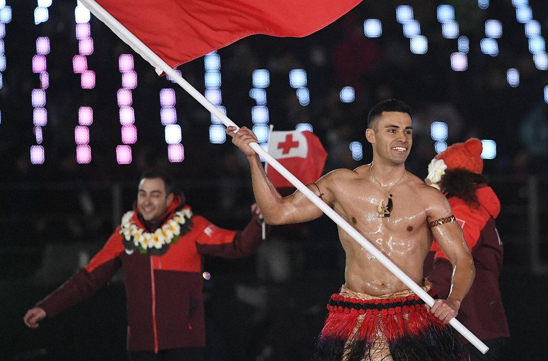 El abanderado de la delegación de Tonga, Pita Taufatofua, competirá en esquí de fondo. (Foto Prensa Libre: EFE).