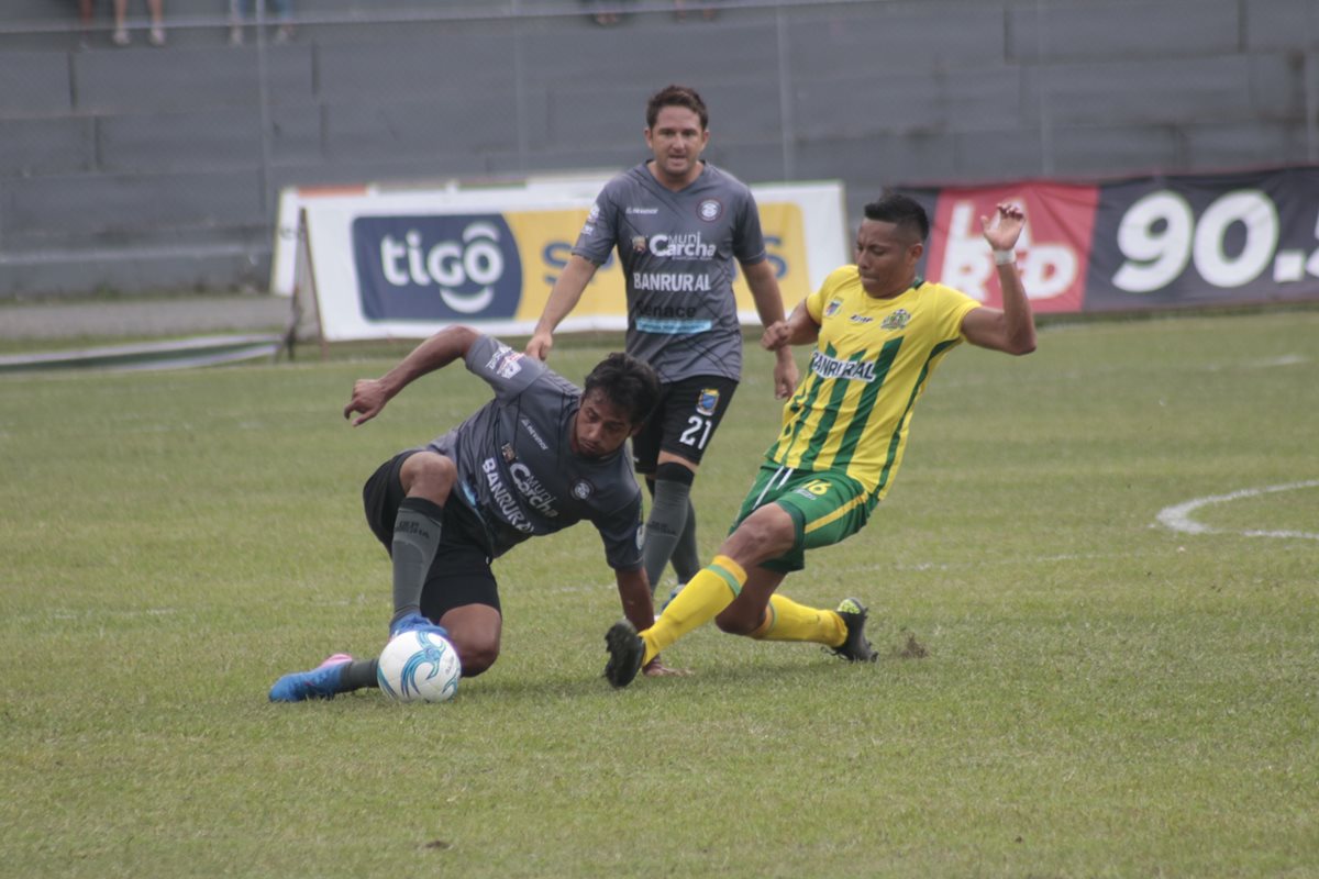 Angelo Padilla fue de los más cuestionados por la afición en el duelo frente a Guastatoya. (Foto Prensa Libre: Eduardo Sam Chun)