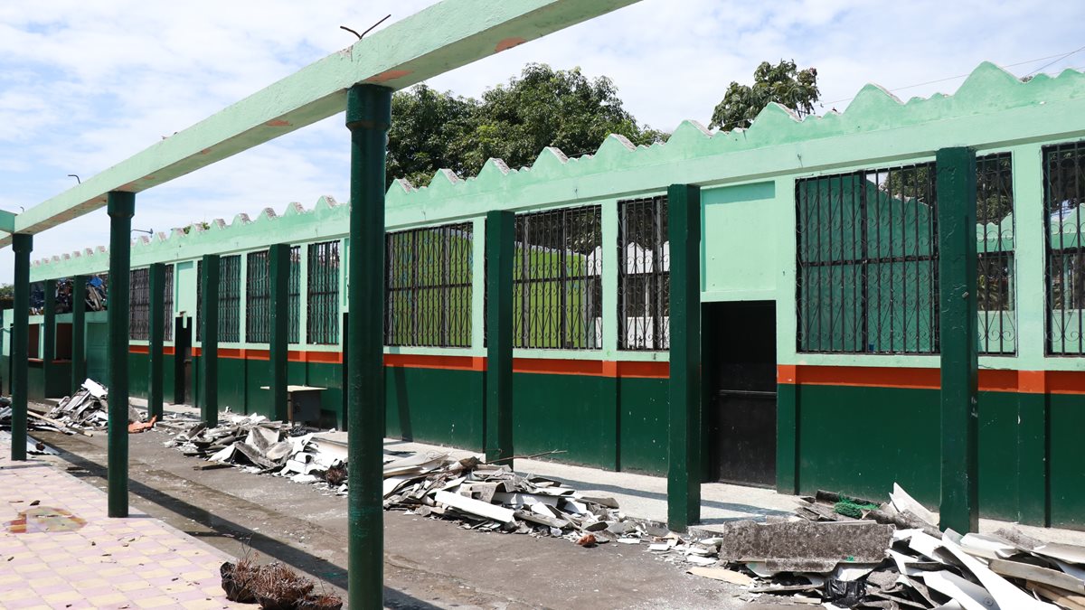 Así luce la Escuela Rubén Villagrán Paul de Mazatenango, luego de que los trabajos de remodelación fueran abandonados. (Foto Prensa Libre: Cristian I. Soto)