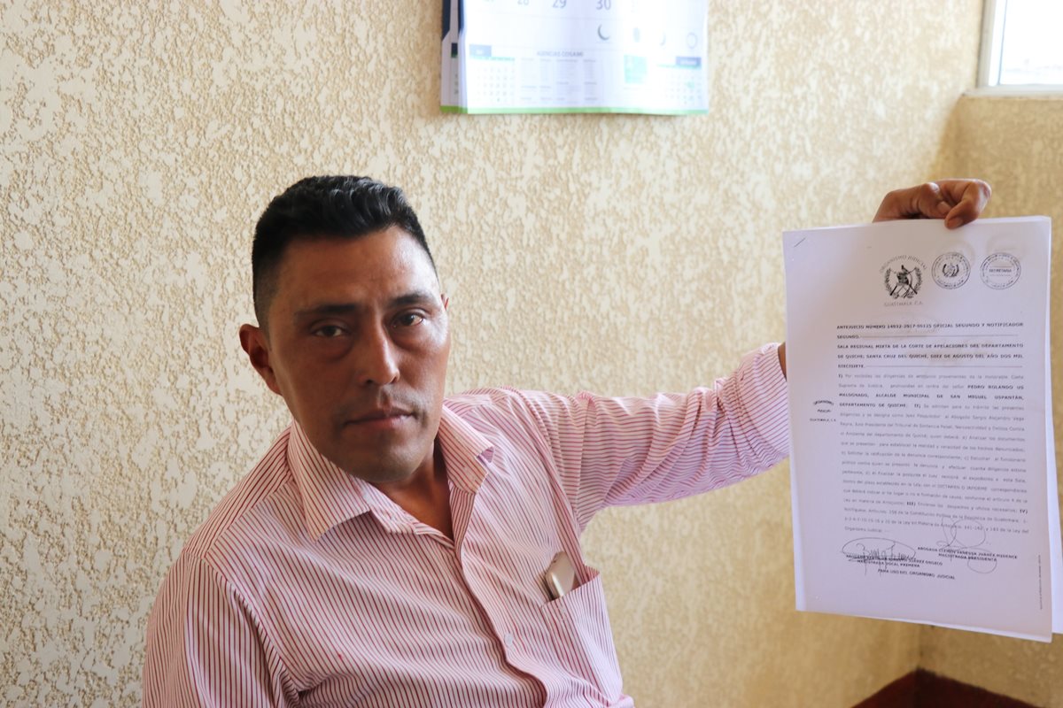 Trabajador municipal sostiene denuncia contra alcalde de Uspantán. (Foto Prensa Libre: Héctor Cordero).