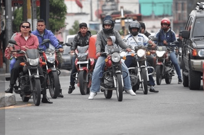 Pilotos sin casco, sobrecarga y niños que viajan sin ninguna protección, son algunas de las violaciones a la Ley de Tránsito. (Foto Prensa Libre: Hemeroteca PL).