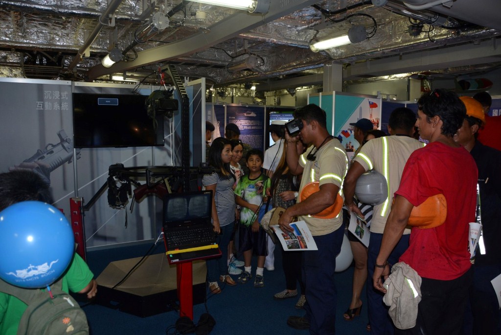 Visitantes observan avances tecnológicos de la república de China, en Taiwán. (Foto Prensa Libre: Enrique Paredes).