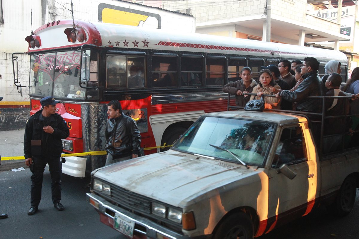 El piloto Eduardo Alfredo Ruano murió baleado este jueves al ingresar a La Bethania, zona 7. (Foto Prensa Libre: Estuardo Paredes)