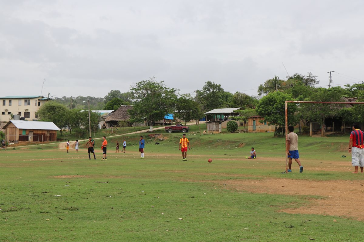 Justo en el medio del campo de futbol fue trazada una frontera imaginaria entre El Arenal, Melchor de Mencos, Petén, y El Arenal, Benque Viejo del Carmen, Belice. (Foto Prensa Libre: Rigoberto Escobar)