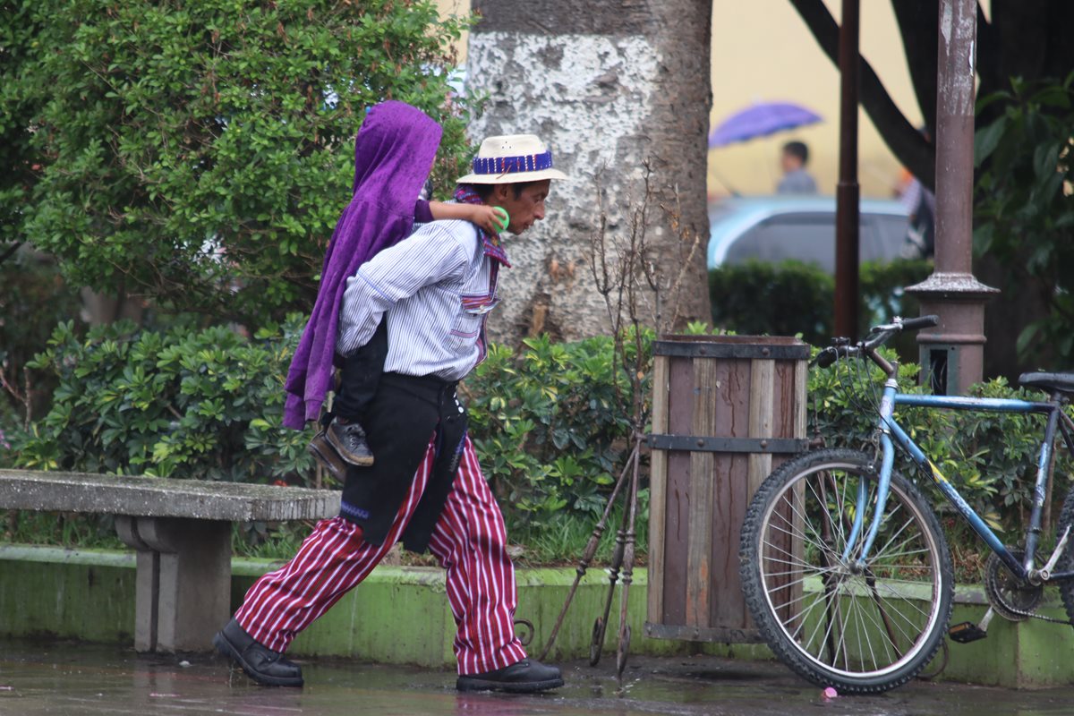 Lluvia dificulta las actividades cotidianas en Huehuetenango. (Foto Prensa Libre: Mike Castillo)