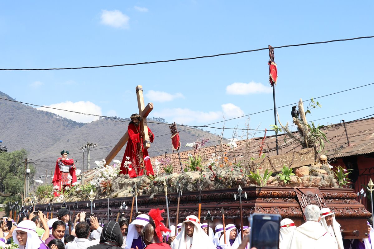 El paso procesional de Jesús Nazareno de la Merced en su procesión de la Penitencia, la cual dio inicio a las 4 horas de este Viernes Santo. (Foto Prensa Libre: Renato Melgar)