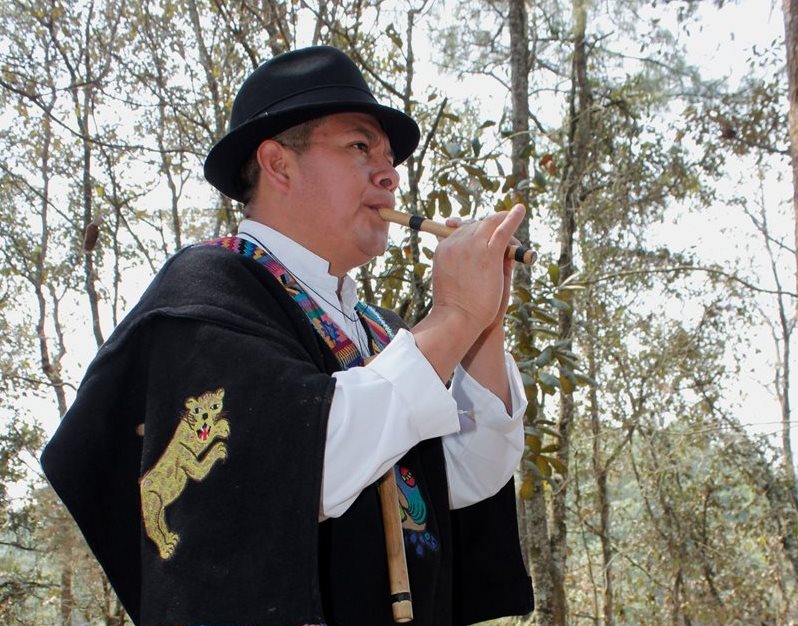 Fausto Chalí toca uno de los instrumentos ancestrales con los que enseña a niños y adultos de San Juan Comalapa, Chimaltenango. (Foto Prensa Libre: Víctor Chamalé)