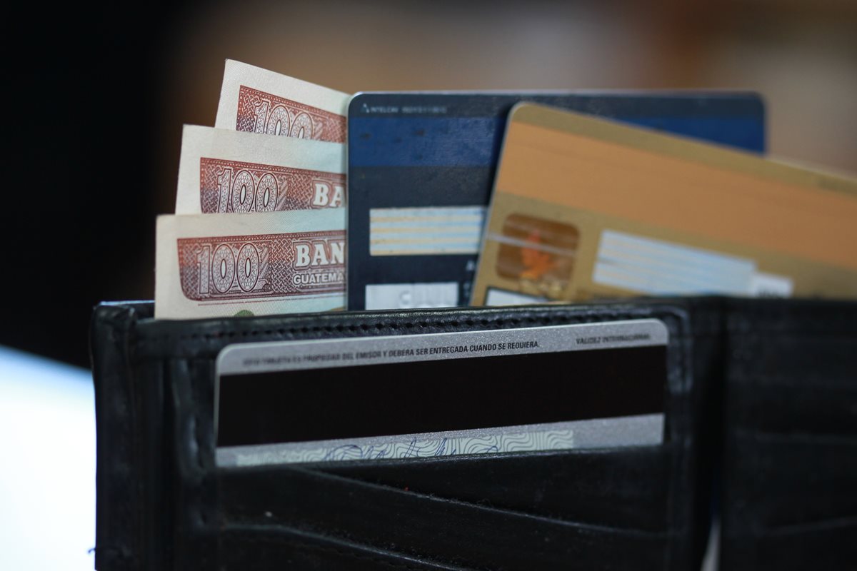 La Ley de Tarjetas de Crédito cobra vigencia hoy. (Foto Prensa Libre: Benildo Concoguá)