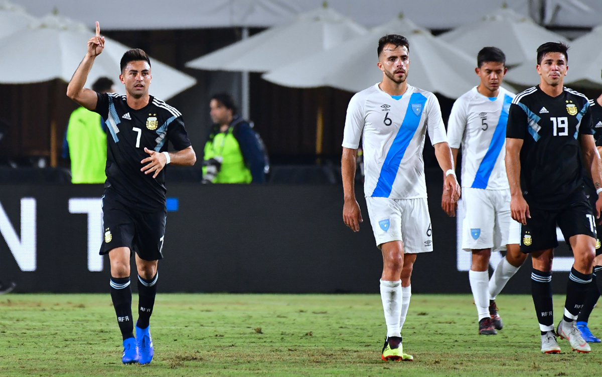 La Selección de Argentina celebra la victoria 3-0 sobre Guatemala. (Foto Prensa Libre: EFE)